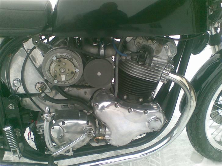 Norton 750 kompressor - aksel fra modsatte der trækker remhjul billede 10