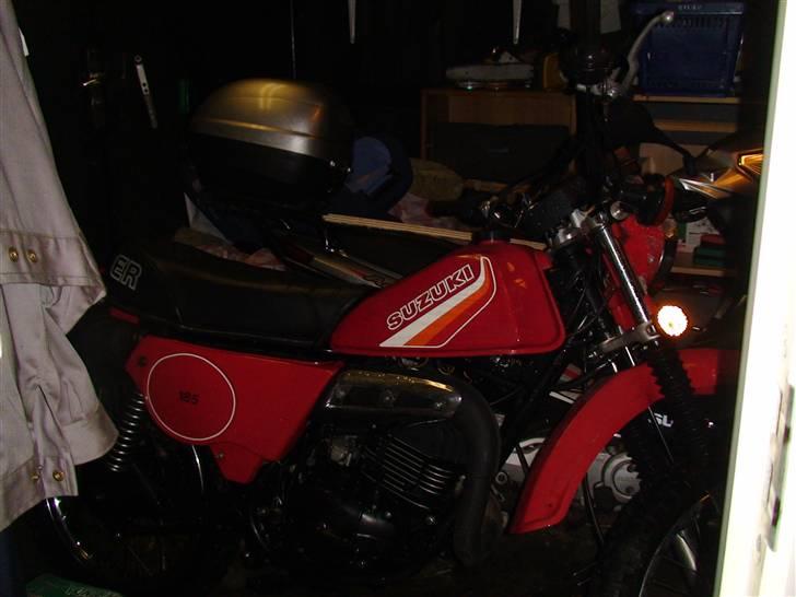 Suzuki ts 185 er **SOLGT** - Ja, de 3 billeder var ikke godt nok, så jeg har lige været ude og tage disse, efter ejg smed den i garagen.. billede 10