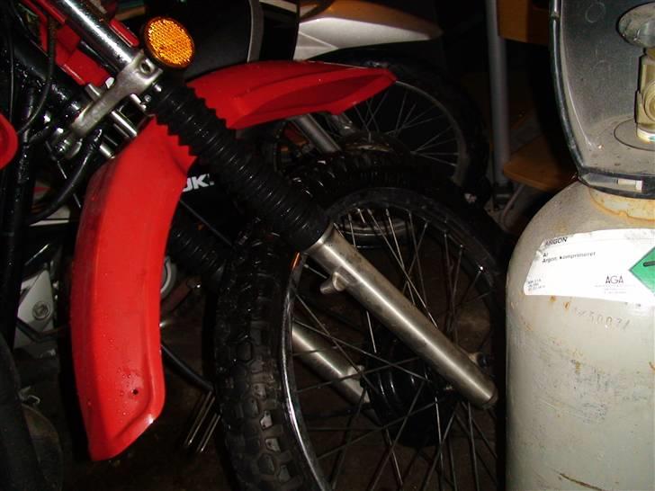 Suzuki ts 185 er **SOLGT** - Ja, de 3 billeder var ikke godt nok, så jeg har lige været ude og tage disse, efter jeg smed den i garagen.. billede 11