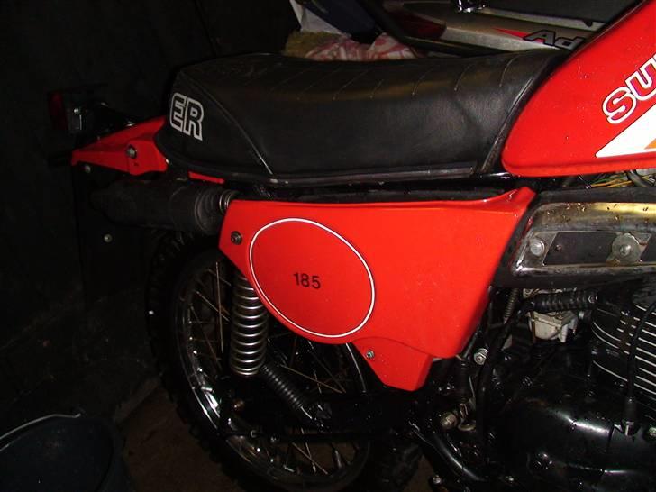 Suzuki ts 185 er **SOLGT** - Ja, de 3 billeder var ikke godt nok, så jeg har lige været ude og tage disse, efter jeg smed den i garagen.. billede 12