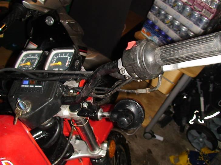 Suzuki ts 185 er **SOLGT** - Ja, de 3 billeder var ikke godt nok, så jeg har lige været ude og tage disse, efter jeg smed den i garagen.. billede 13