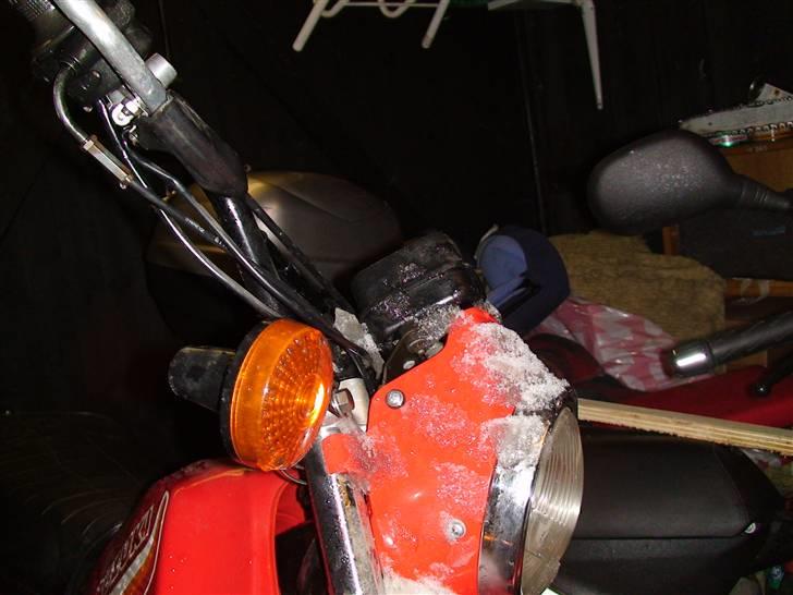 Suzuki ts 185 er **SOLGT** - Ja, de 3 billeder var ikke godt nok, så jeg har lige været ude og tage disse, efter jeg smed den i garagen.. billede 14