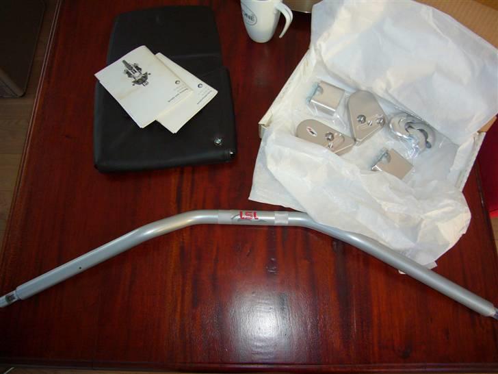 BMW R1100R - Solgt - Når man nu ikke kan køre, så er det næst bedste en pakke med stumper, så der kan skrues. LSL styr og adapter ! billede 18