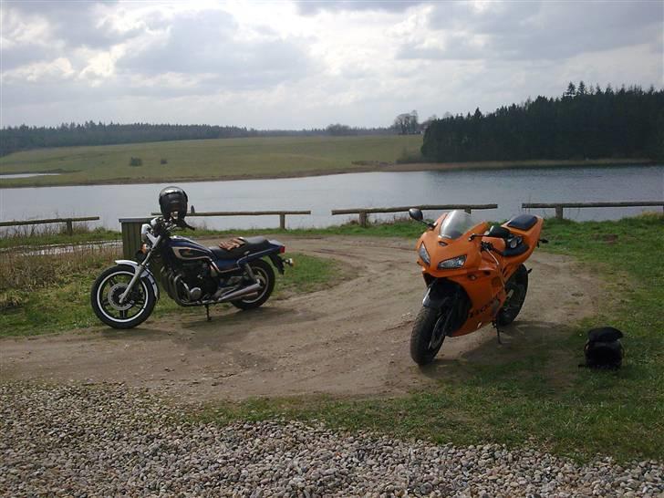 Honda CB 650 SC  - Første tur på prøveplader, den orange maskine ved siden af er min ven´s cbr600. billede 2