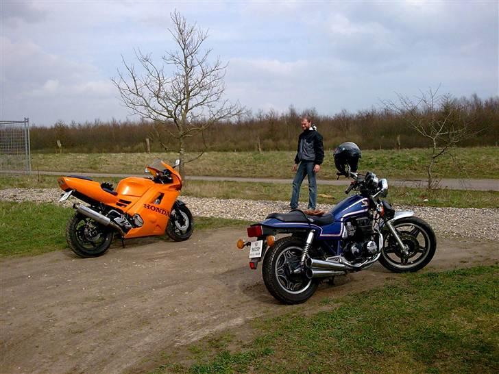 Honda CB 650 SC  - Første tur på prøveplader, min ven Jan i baggrunden billede 3