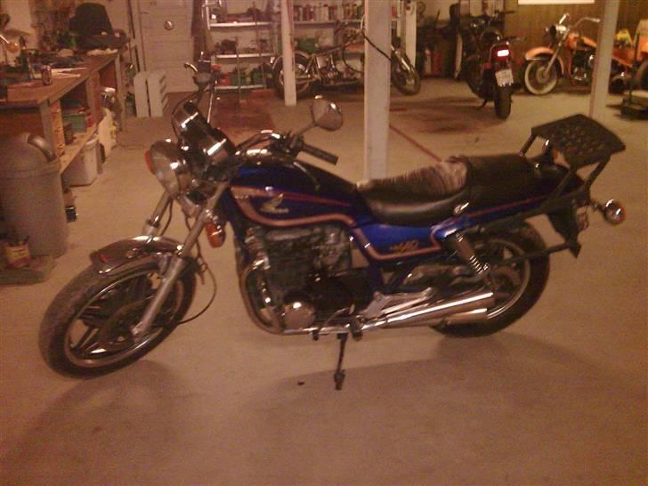 Honda CB 650 SC  - Billed taget d.2/2-09 lige da jeg havde købt den og fået den hjem :-) billede 4