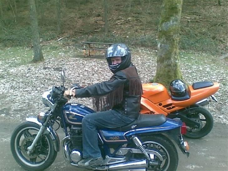 Honda CB 650 SC  - Mig på min maskine ved siden af Jen´s cbr600 (første tur på prøve plader) billede 5