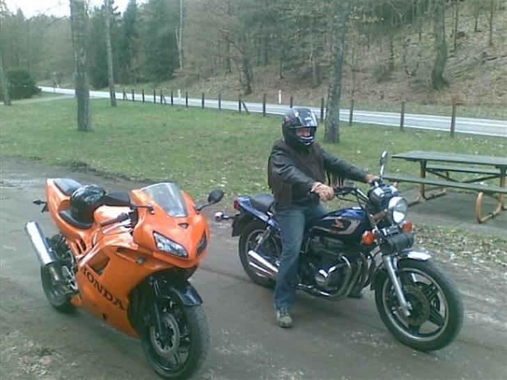Honda CB 650 SC  - Mig på min maskine ved siden af Jen´s cbr600 (første tur på prøve plader) billede 6