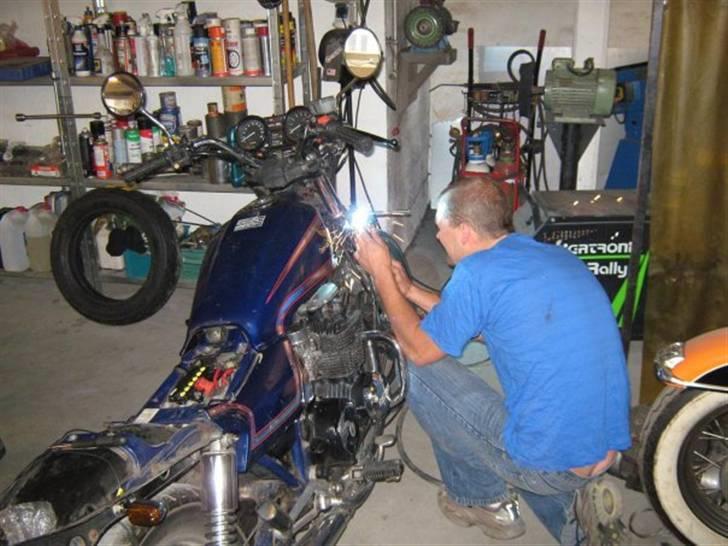 Honda CB 650 SC  - Jan der hjælper med at montere nye blinklys billede 7