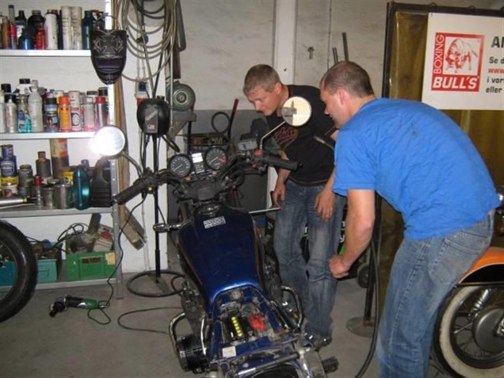 Honda CB 650 SC  - Jan og jeg selv der montere nye blinklys billede 8