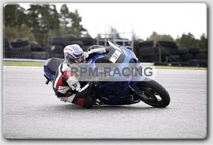 Suzuki gsxr 750 7/11 - liillebror svinger sin gl gixxer rundt på anderstorp billede 16