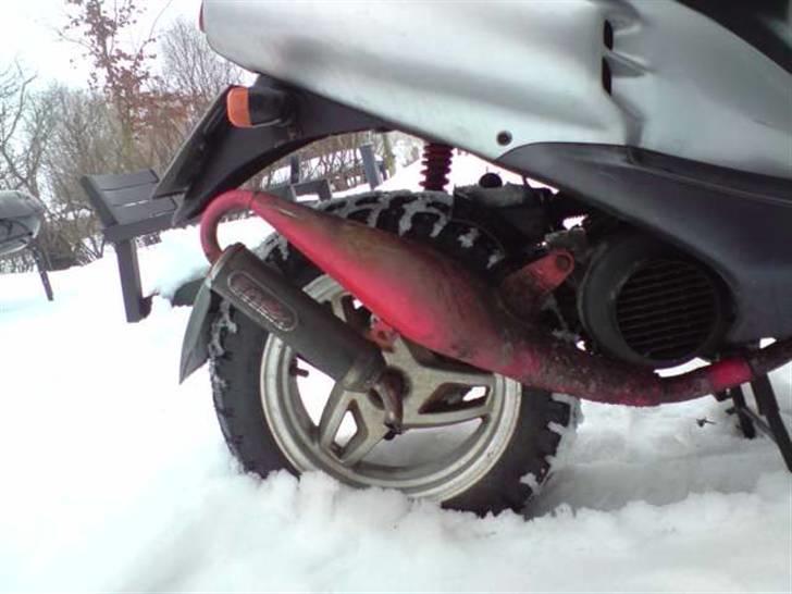 Sym Jet EuroX 100 - Rød under skidtet, malet med varmfast, og det holder bare:) billede 5