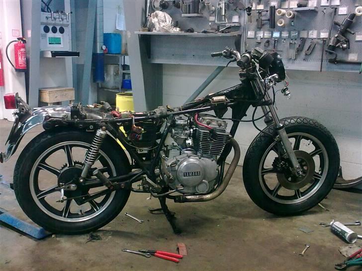 Yamaha xs 400 SOLGT - der skal vist laves et nyt ledningsnet. har da aldrig set så mange dårlige samlinger. billede 6
