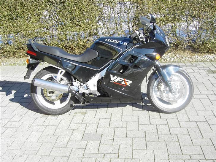 Honda vfr 750 - Den var rød, men er nu blevet sort med dele fra ophuggercykel. billede 6
