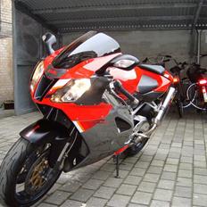 Aprilia rsv 1000r