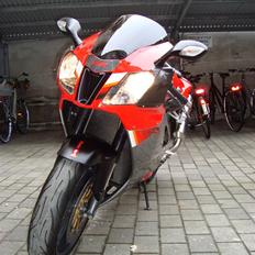 Aprilia rsv 1000r