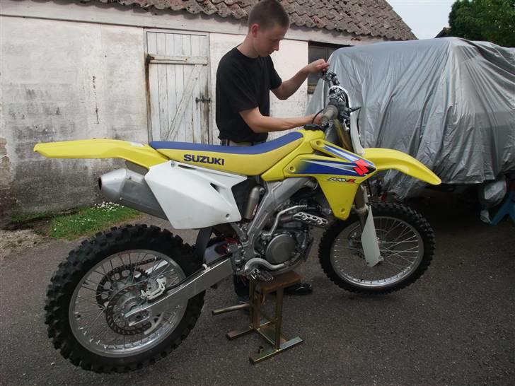 Suzuki RM-Z450 - "Hvad fanden?....Det styr sidder sgu da ikke lige....? -Men det er nu dejligt at røre ved...." billede 5