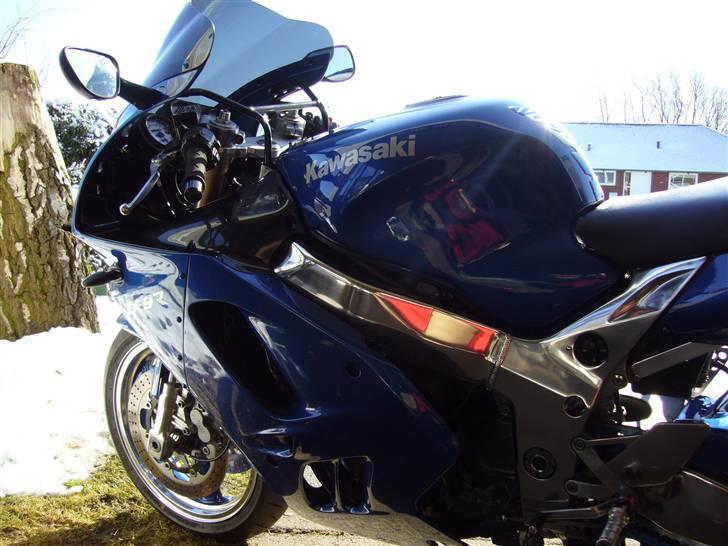 Kawasaki zx9r (solgt) - det højglanspolerede stel gør sig også rigtig godt til den blå farve billede 16