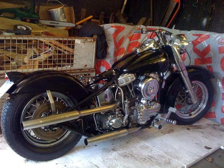 Harley Davidson Stivstel 1940 - Så kom deer saddel på.. Nogen der ved hvor man kan få en bobbersadel med sadelstand der monteres ned i røret på stellet. Skriv en besked til mig. billede 8