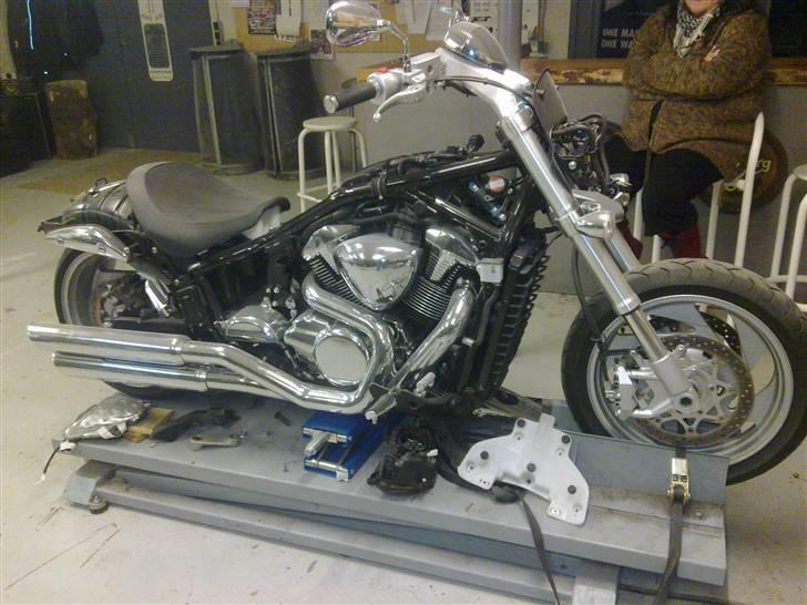 Suzuki vzr 1800 solgt - skilt ad mens den blev lakeret billede 8