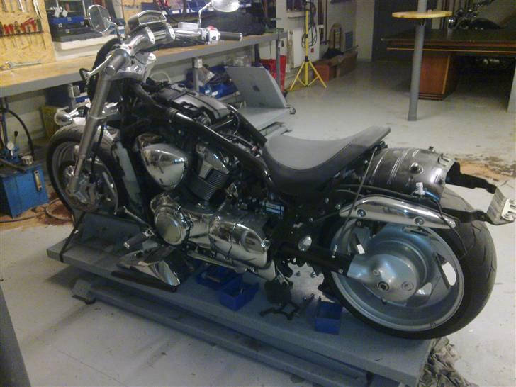 Suzuki vzr 1800 solgt - skilt ad mens den blev lakeret billede 9