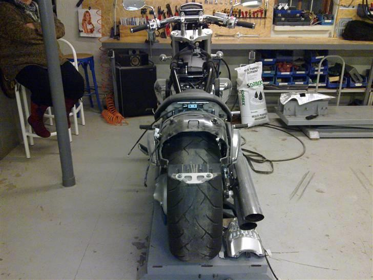 Suzuki vzr 1800 solgt - skilt ad mens den blev lakeret billede 10