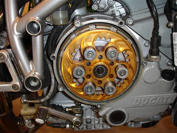 Ducati 998 Biposto - Der kom lige en ny og lettere trykplade i koblingen billede 16