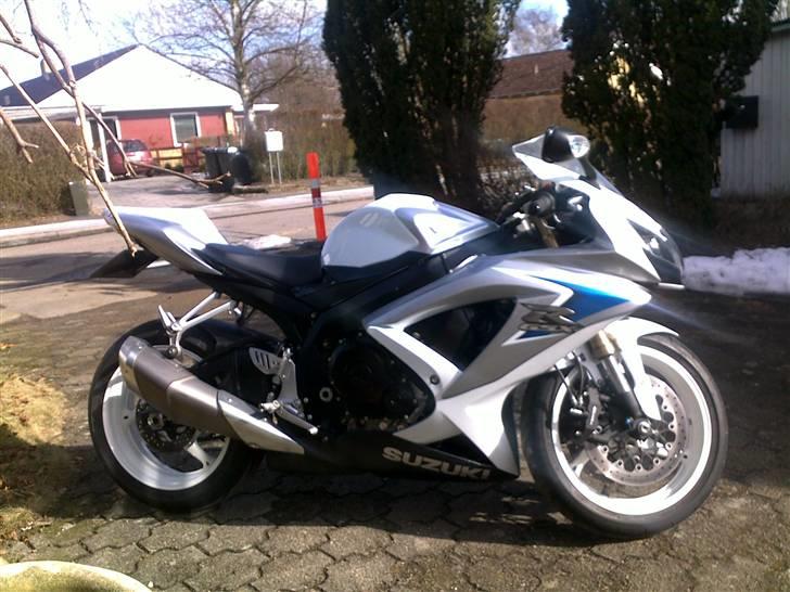 Suzuki GSXR 600 - SOLGT - Billederne er taget med mobil. Når jeg får fingre i et ordentligt kamera, kommer der skarpere billeder på billede 1