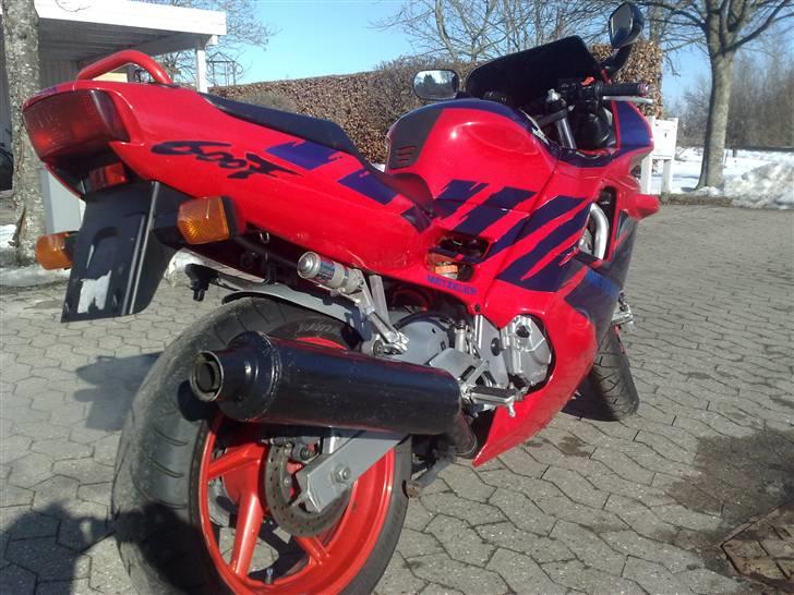 Honda CBR 600 F....Solgt  2010 - Håber på det er en go begyndercykel..lavere sædehøjde end på Banditten.. billede 4