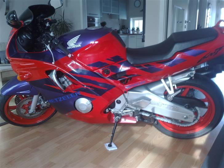 Honda CBR 600 F....Solgt  2010 - så kom den ind i varmen.... billede 6