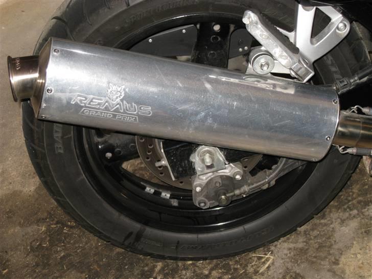 Suzuki GSX 600F - Brummer godt mellem 2000-4000 omdr, men larmer ikke så meget derover, så jeg bliver ikke døv ved motorvejskørsel billede 2