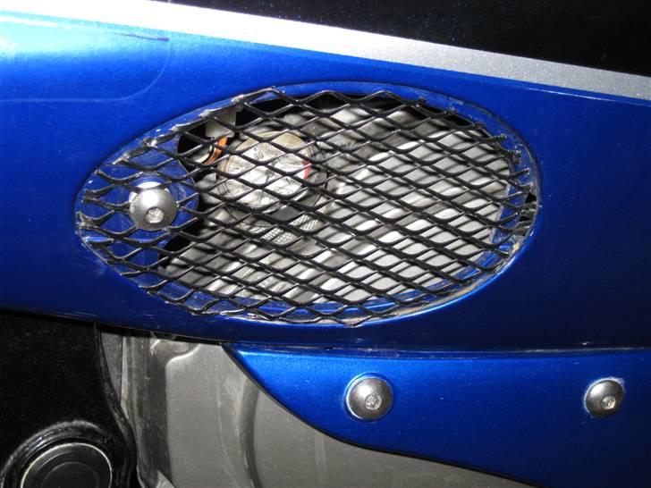 Suzuki GSX 600F - Fortæller hvad temperaturen på olien er: ved hårdt brug ligger den mellem 80-100 grader billede 3