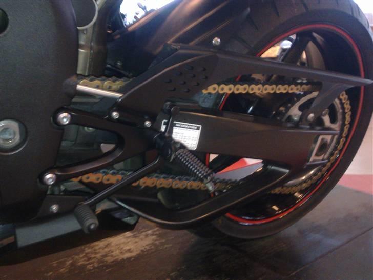 Yamaha r1 solgt - så er fodhvilere blevet malet sorte billede 3