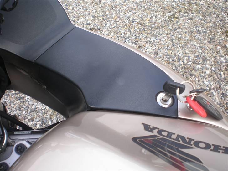 Honda Deauville NT650V  SOLGT - Aflåseligt handskerum i højre kåbedel billede 11
