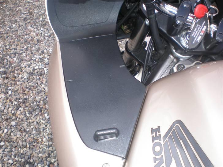 Honda Deauville NT650V  SOLGT - Alm. handskerum i venstre side billede 12