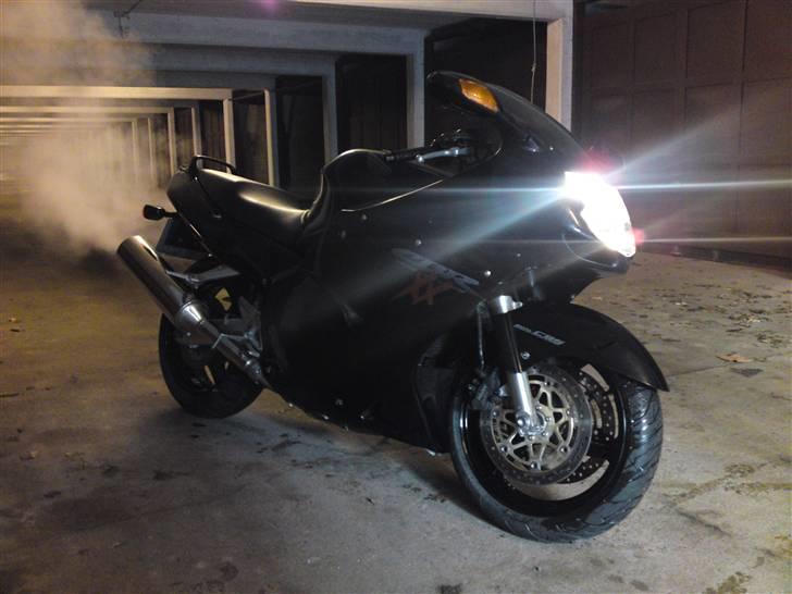 Honda CBR 1100 XX Blackbird - totalskadet - Lidt røg i garagen :)  billede 3