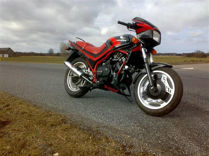 Honda VF 400 F billede 1