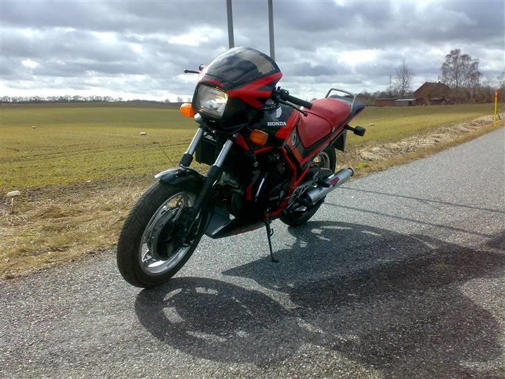 Honda VF 400 F billede 2