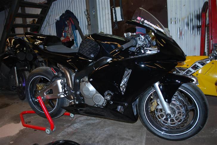 Honda CBR600RR - SOLGT - - Så var den slebet ned og malet om. Inden den skulle males i farver som GEC-holdets cykler :o) billede 7