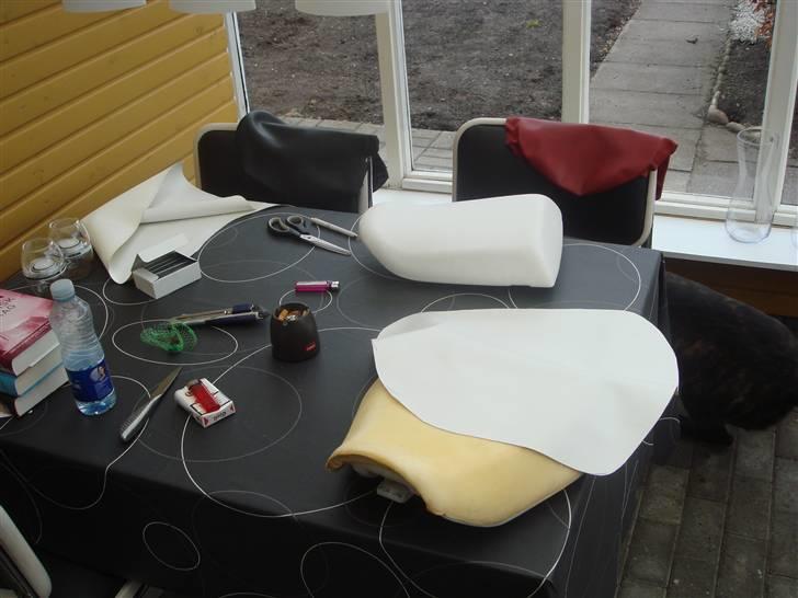 Suzuki GSXR 750 UNDER OMBYGNING - Så er jeg ved at betrække sæderne billede 10