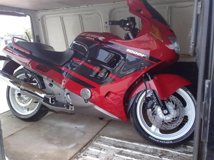 Honda CBR 1000F SC24 - I varevognen, efter at den blev samlet igen. Nu i rød :-) billede 2