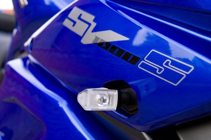 Suzuki SV1000S K7 LE - Fine små klare Rizoma blink... De originale ligner noget fra en EU-scooter... billede 5