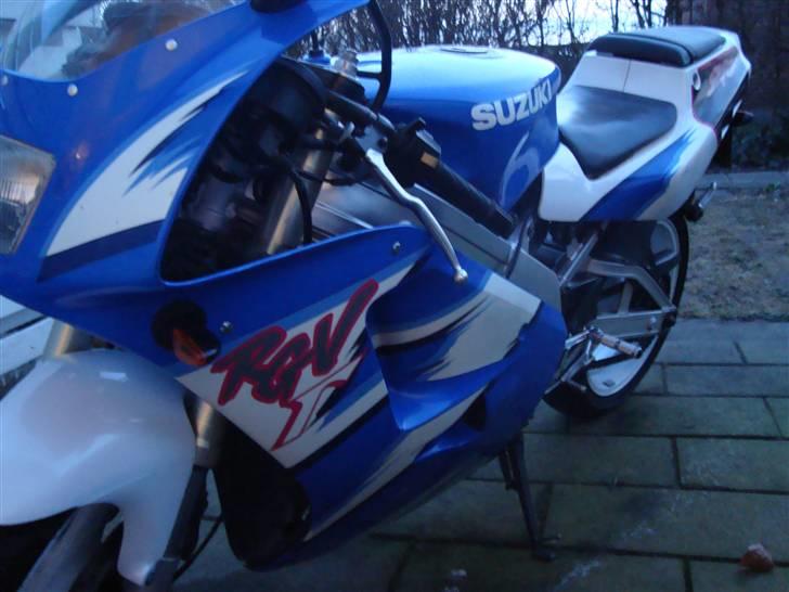 Suzuki RGV 250 r  *Solgt* billede 2