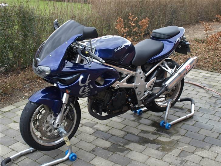 Suzuki TL 1000 S - Står på løftere klar til at blive poleret. billede 2