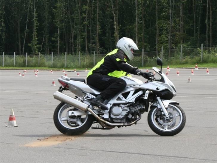 Suzuki SV 650 S (Solgt) - Sand i sving fra køreteknisk anlæg i Horsens - mc-sikkerhed.dk billede 12