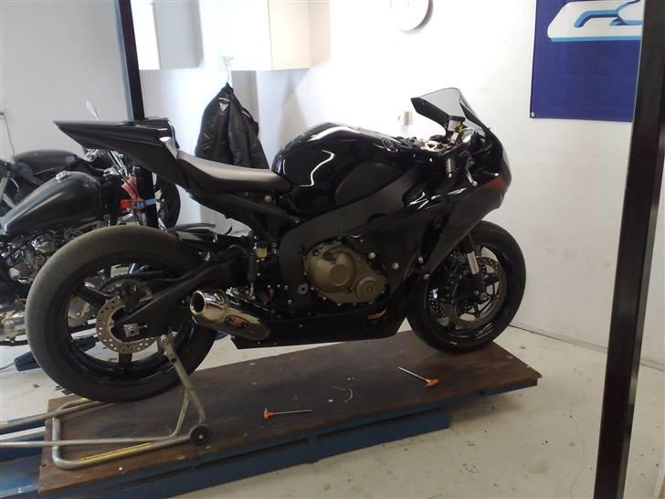 Honda CBR1000rr - Lidt spraydåse maling billede 3