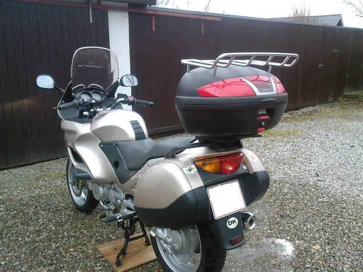 Honda Deauville NT650V  SOLGT - 46 Ltr. Kappa topbox med bagagebærer til den store bagage. træf etc. billede 14