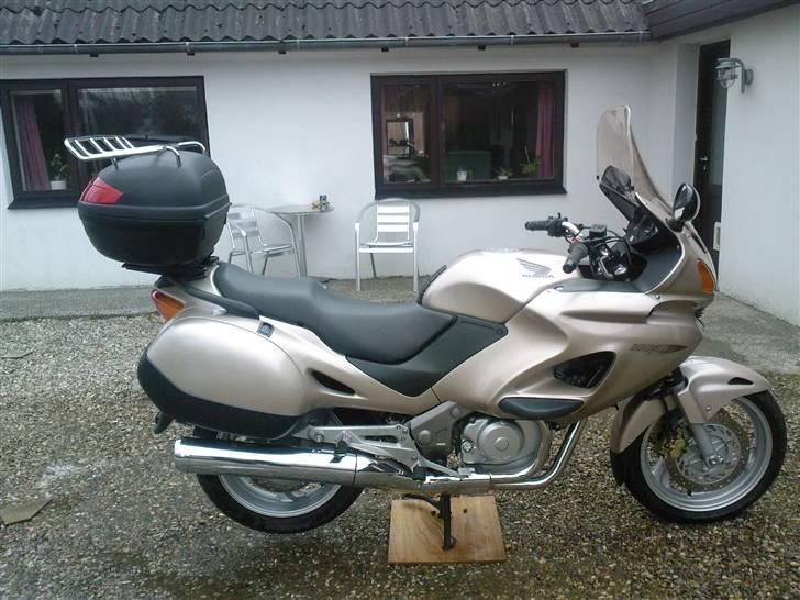 Honda Deauville NT650V  SOLGT - Godt nok ikke så harmonisk som den lille 35 ltr, men nødvendig billede 15