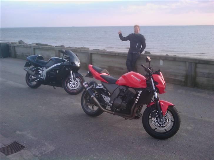 Suzuki GSX-R 600 - Min makker Jesper og jeg ved vandet i Esbjerg på årets første tur i 2010-- Det var lidt koldt! billede 2