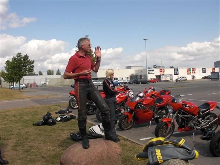 Ducati 750 Sport Dark (solgt) - Jakke til stjålen Ducati læder dragt (den som ligger og flyder på stenen) billede 15